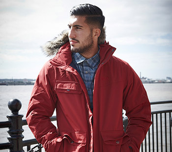 Emre Can mit roter Jacke