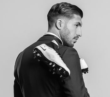 Emre Can schwarz weiß mit Fußballschuhen Nahaufnahme